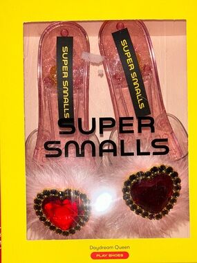 BNWT Super Smalls Daydream Queen Pink Furry Heart Play Shoes.